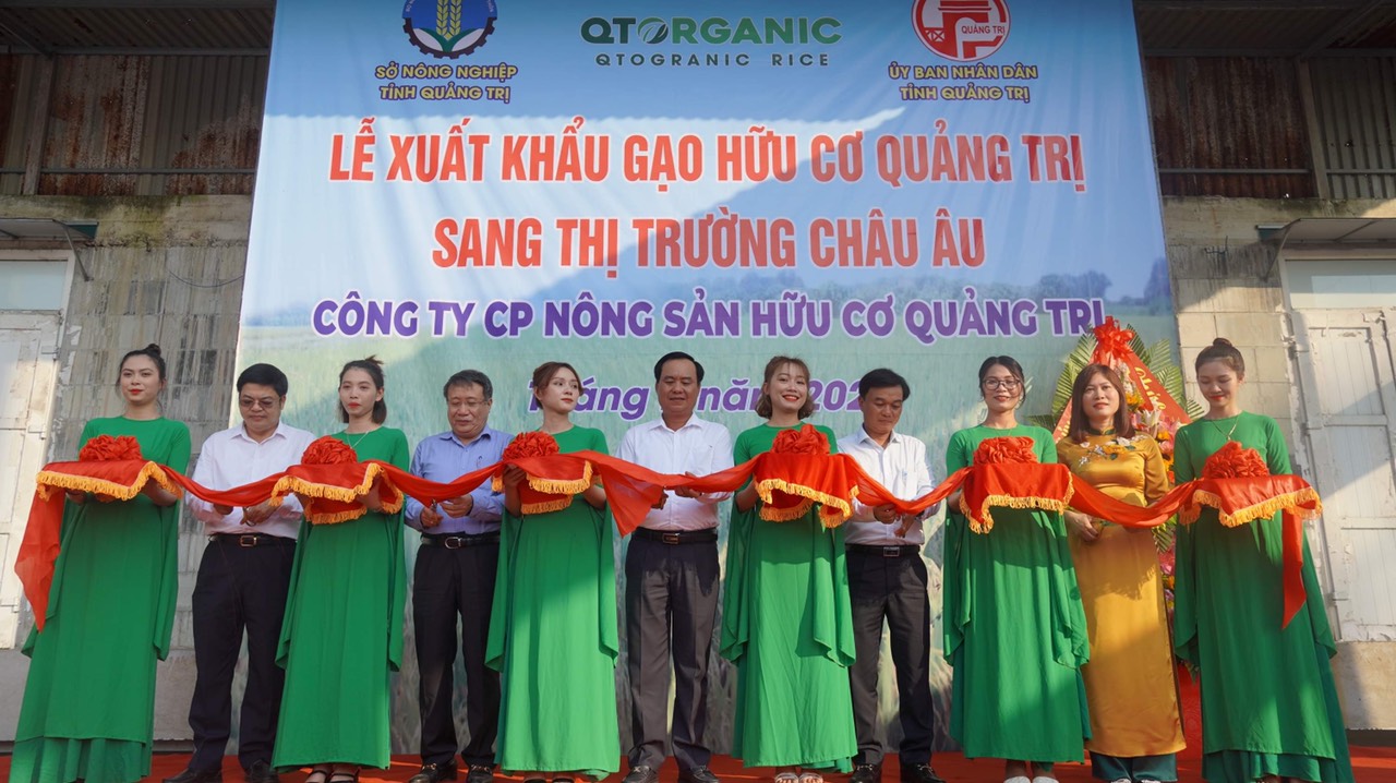Chủ tịch UBND tỉnh Võ Văn Hưng; Phó Chủ tịch Thường trực UBND tỉnh Hà Sỹ Đồng cùng các đại biểu thực hiện nghi thức xuất khẩu lô gạo hữu cơ Quảng Trị đầu tiên sang thị trường châu Âu - Ảnh: H.T
