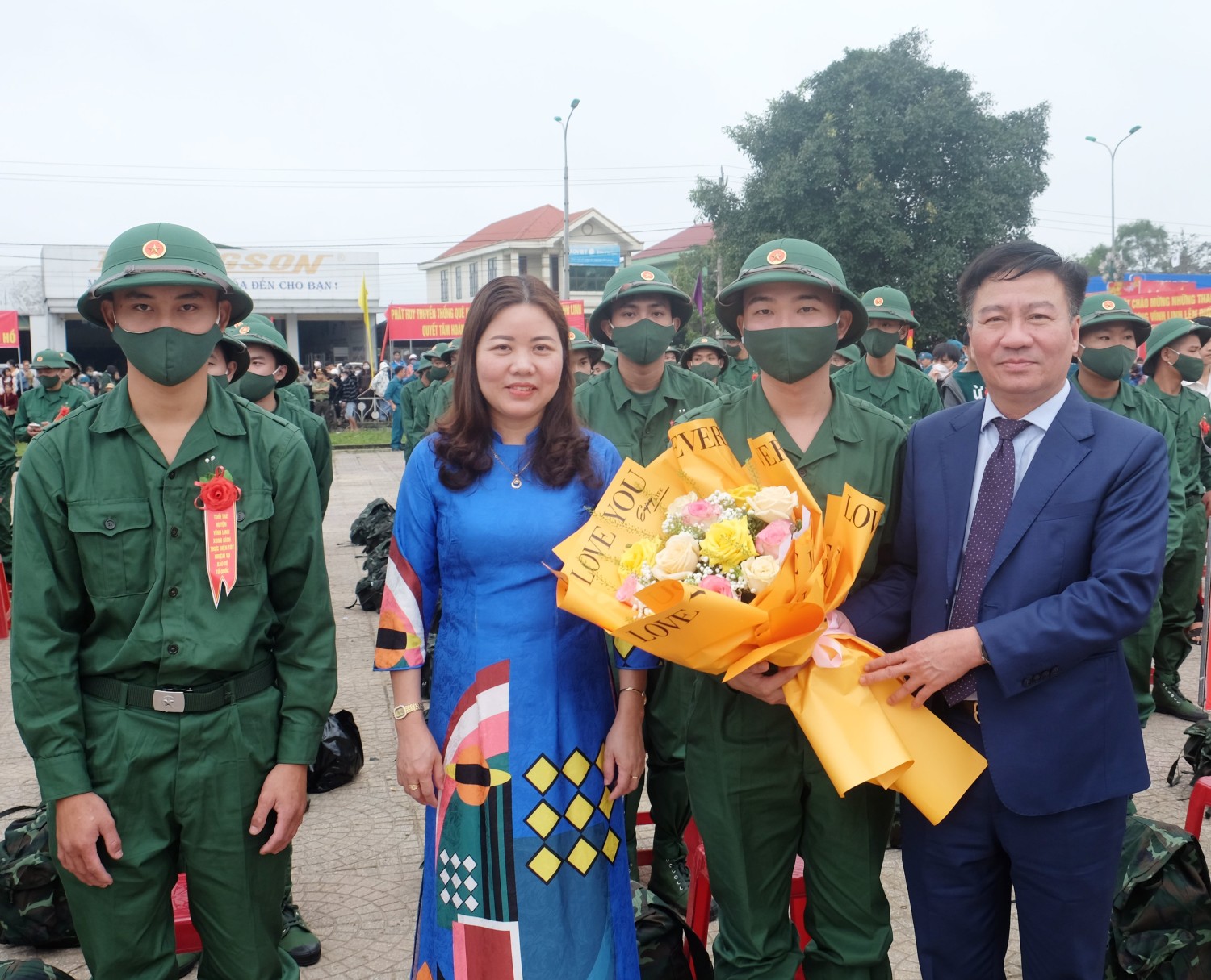 Chủ tịch Ủy ban MTTQ Việt Nam tỉnh Đào Mạnh Hùng tặng hoa động viên các tân binh - Ảnh: N.Đ