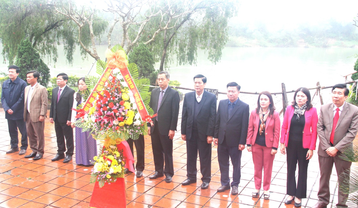 Lãnh đạo tỉnh dâng hoa tưởng nhớ Tổng Bí thư Lê Duẩn - Ảnh: M.Đ