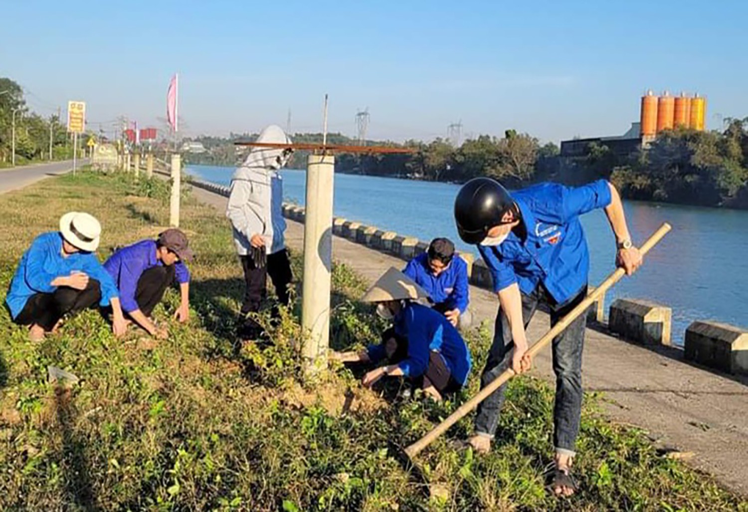 Đoàn viên thanh niên xã Cam Hiếu, huyện Cam Lộ tham gia chỉnh trang nông thôn - Ảnh: T.L