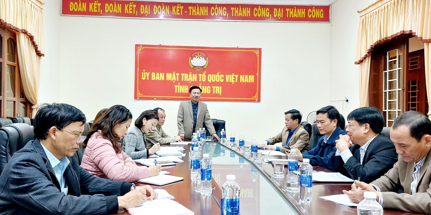 Đồng chí Đào Mạnh Hùng, UVBTV Tỉnh uỷ, Chủ tịch Uỷ ban MTTQ Việt Nam tỉnh, Trưởng Ban vận động Quỹ cứu trợ tỉnh phát biểu tại hội nghị.