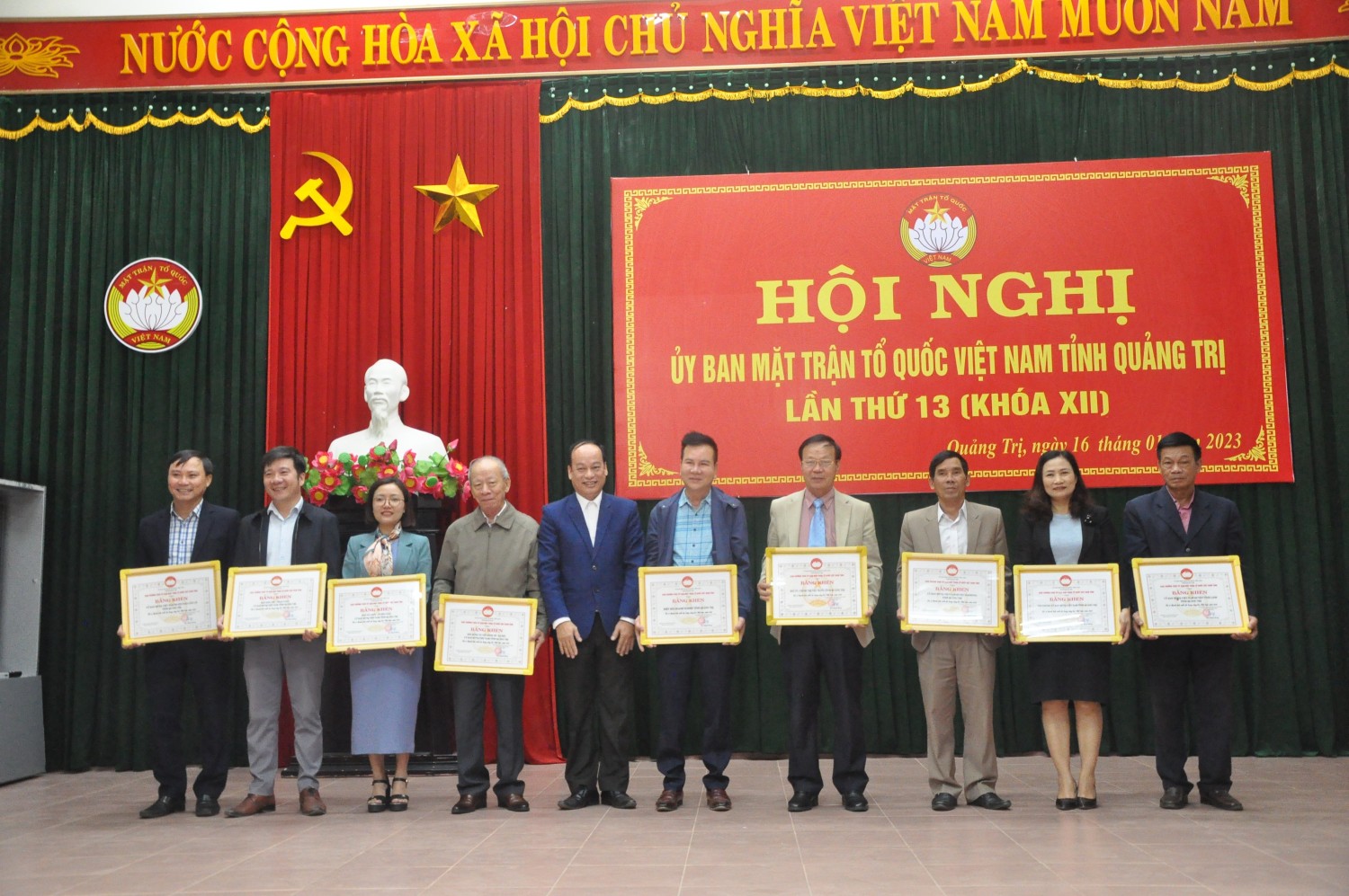 Ban Thường trực Ủy ban MTTQ Việt Nam tỉnh tặng bằng khen cho các tập thể, cá nhân có thành tích xuất sắc trong công tác mặt trận năm 2022 - Ảnh: N.P