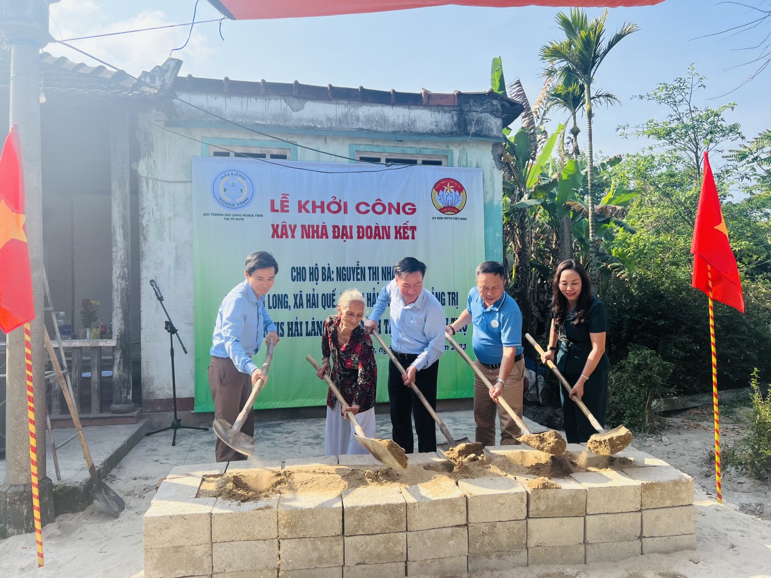 Các đại biểu khởi công xây dựng nhà đại đoàn kết cho bà Nguyễn Thị Nhạn (xã Hải Quế)