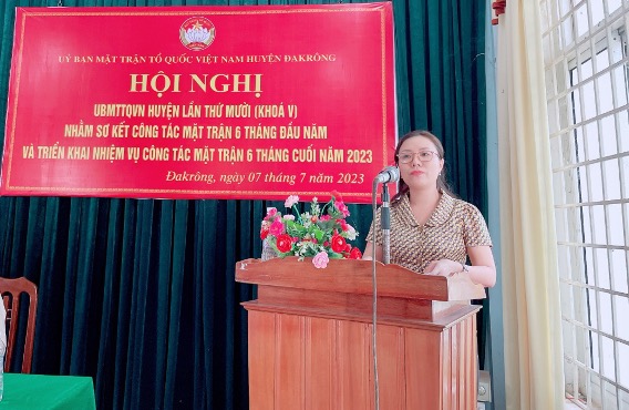 Đồng chí Phan Nữ Ngọc Lan, UVBTT, Trưởng Ban Tổ chức – Tuyên giáo, cơ quan Uỷ ban MTTQ Việt Nam tỉnh phát biểu tại Hội nghị