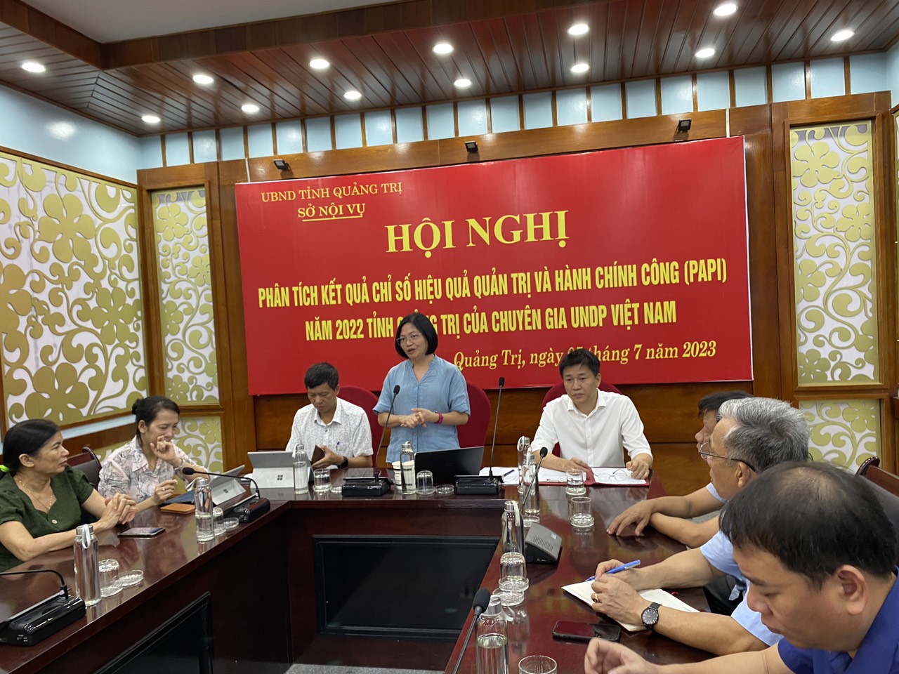 Chuyên gia, Th.s Đỗ Thị Thanh Huyền truyền đạt các nội dung về chỉ số PAPI tại điểm cầu ở UBND tỉnh