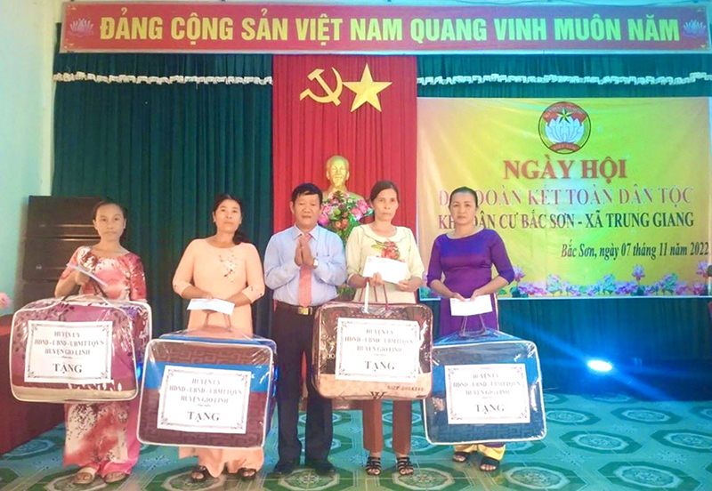 Lãnh đạo Ủy ban MTTQ Việt Nam huyện Gio Linh tặng quà cho các gia đình gặp hoàn cảnh khó khăn -Ảnh: D.C