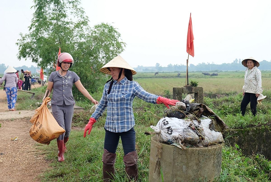 Thu gom rác thải trên đồng ruộng xã Vĩnh Long, huyện Vĩnh Linh -Ảnh: P.N
