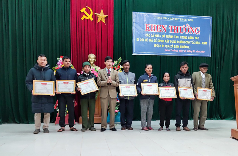 UBND huyện Gio Linh khen thưởng các cá nhân có thành tích xuất sắc trong việc di dời mồ mả, giải phóng mặt bằng tại dự án cao tốc Cam Lộ - Vạn Ninh, đoạn đi qua xã Linh Trường - Ảnh: TRẦN TUYỀN