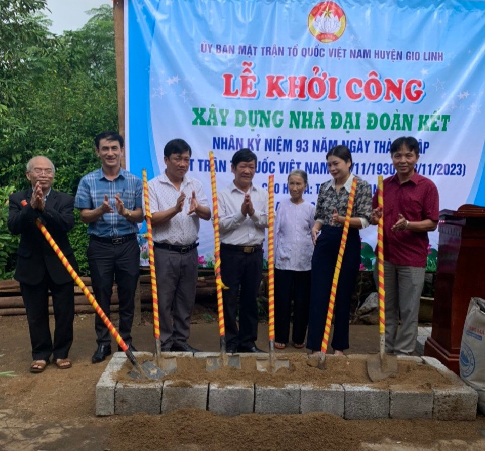 Ủy ban MTTQ Việt Nam huyện cùng chính quyền địa phương và gia đình đặt móng khởi công xây dựng nhà