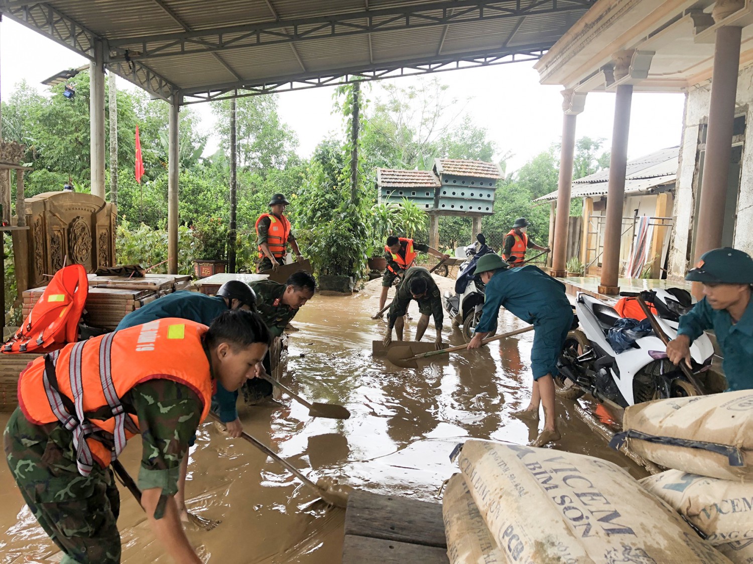 Ban CHQS huyện Cam Lộ phối hợp với các lực lượng tham gia khắc phục hậu quả do mưa lũ tại địa bàn huyện trong tháng 11/2023 -Ảnh: K.Q
