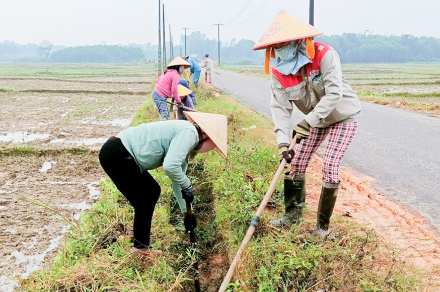 Hội viên phụ nữ ở xã Hải Lệ ra quân vệ sinh môi trường, khơi thông cống rãnh - Ảnh: N.T