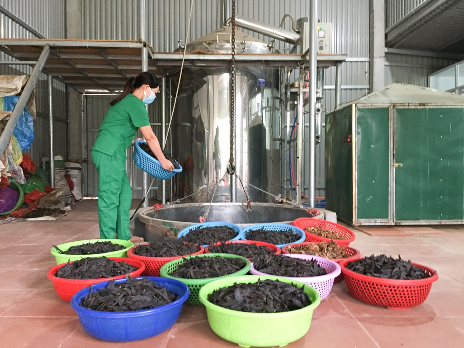 Chế biến dầu gội bồ kết của Công ty TNHH Tinh dầu thiên nhiên Huyền Thoại, TP. Đông Hà - Ảnh: T.A.M