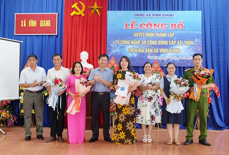 Ra mắt Tổ công nghệ số cộng đồng xã Vĩnh Giang, huyện Vĩnh Linh - Ảnh: P.N