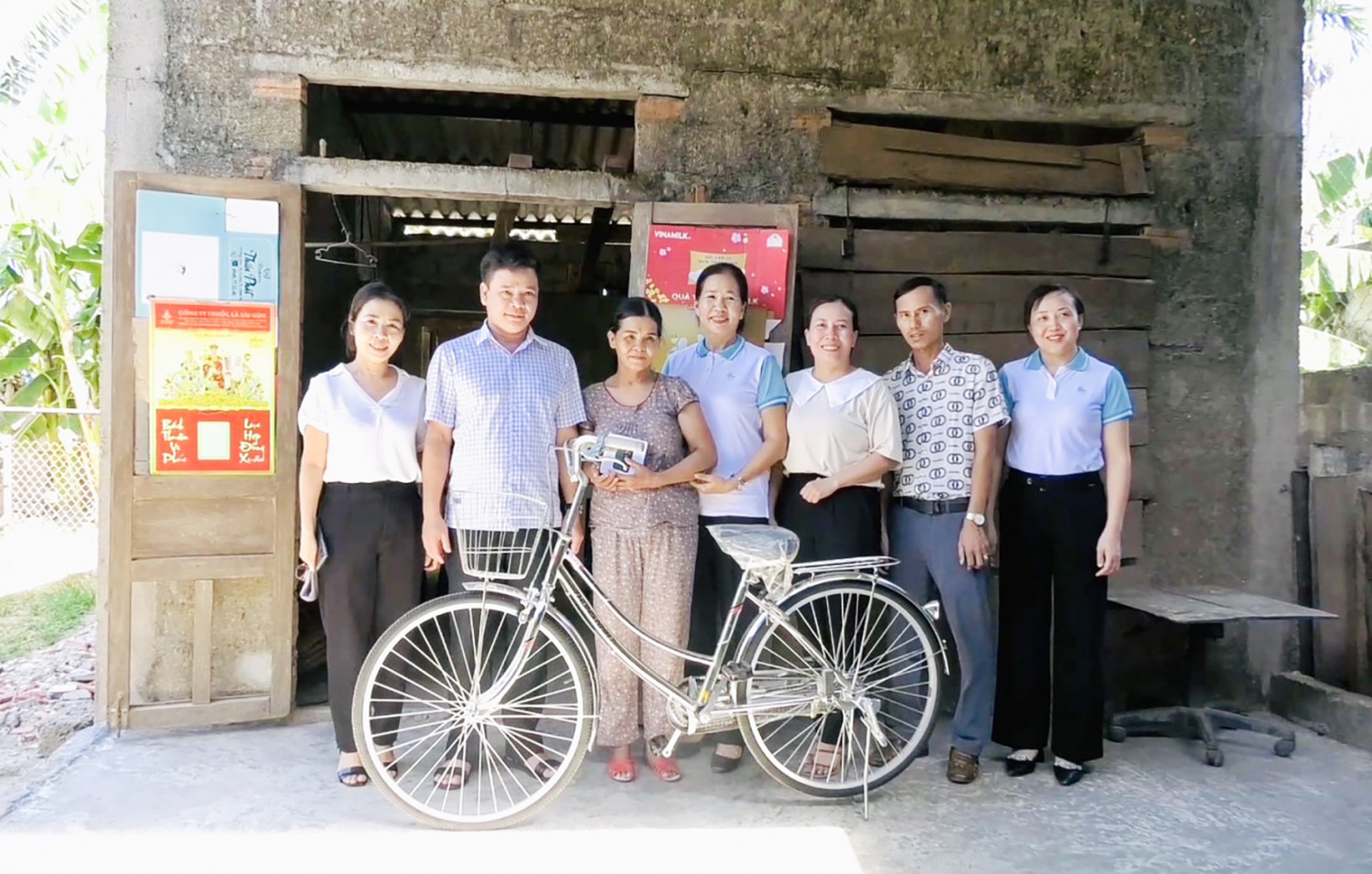 Ủy ban MTTQ Việt Nam và các đoàn thể thị xã Quảng Trị hỗ trợ xe đạp cho hộ nghèo ở Khu phố 1, Phường 3, thị xã Quảng Trị - Ảnh: T.C.L