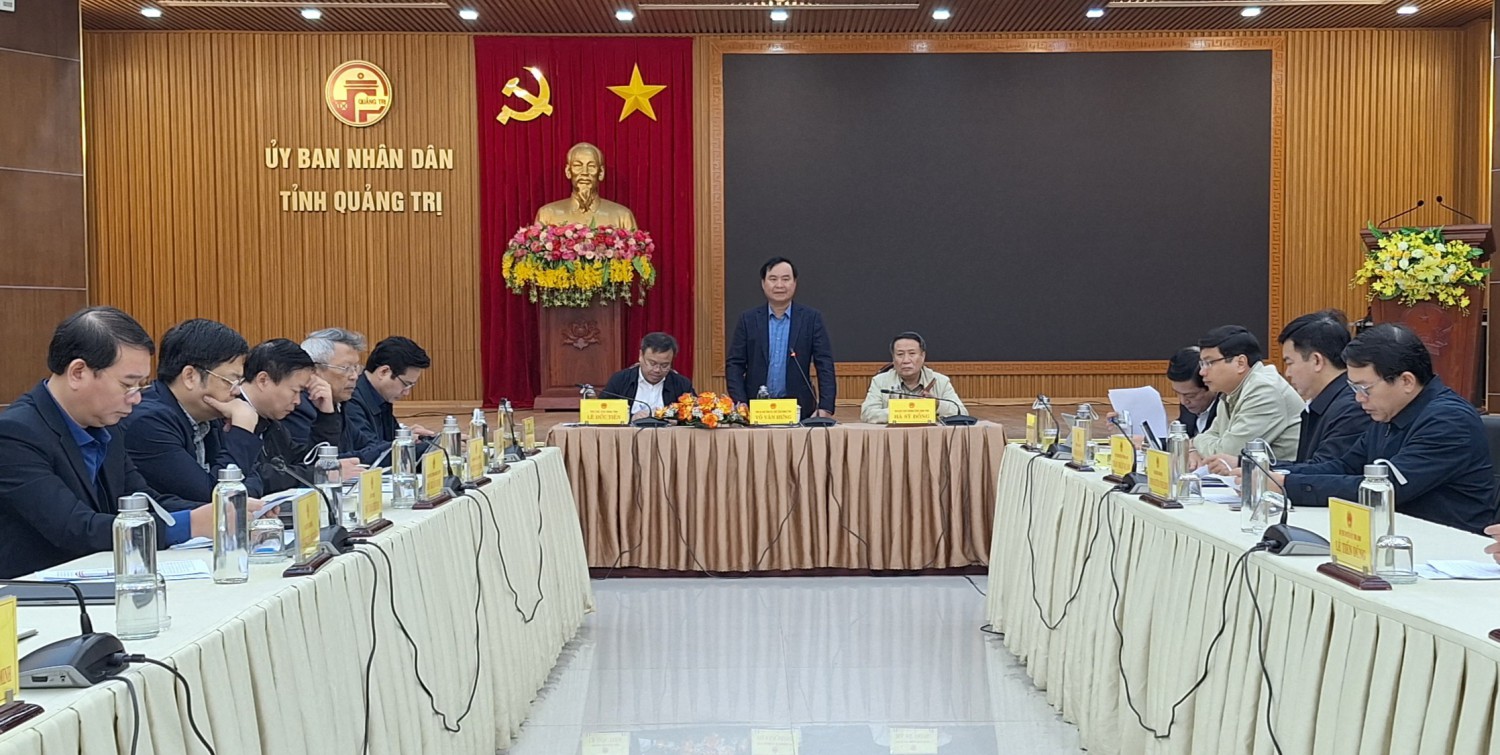 Chủ tịch UBND tỉnh Võ Văn Hưng phát biểu tại phiên họp - Ảnh: Lê Minh
