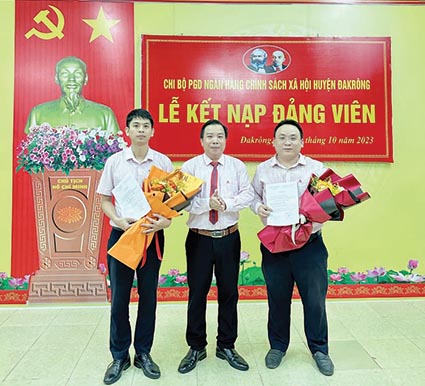 Lễ kết nạp đảng viên tại Chi bộ Phòng Giao dịch Ngân hàng Chính sách xã hội huyện Đakrông -Ảnh: N.T