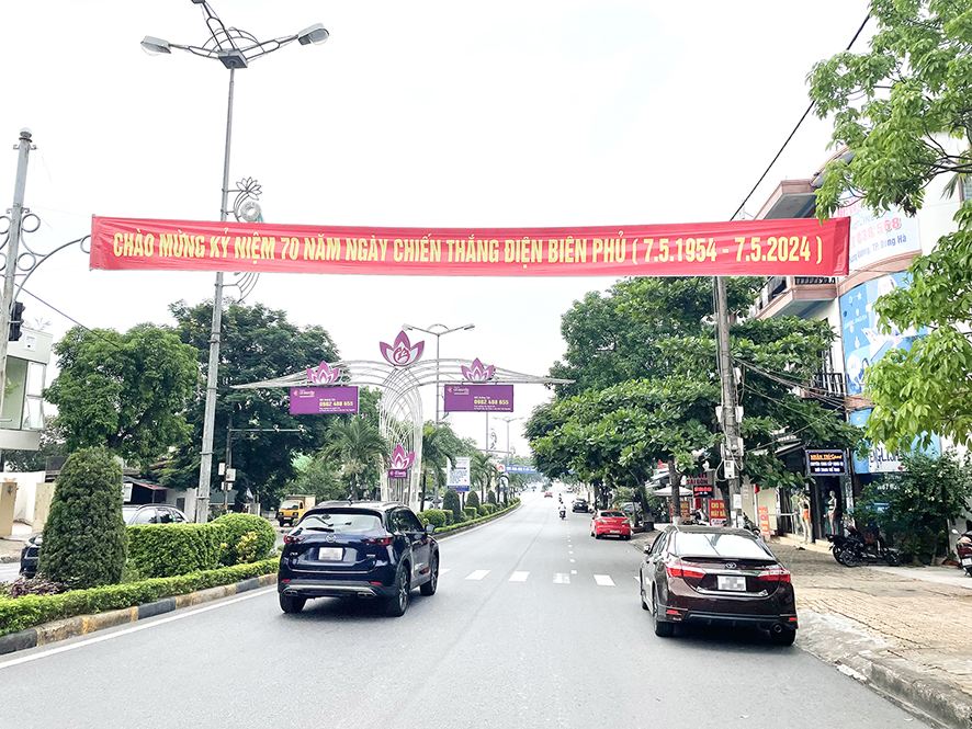 Băng rôn chào mừng kỷ niệm 70 năm chiến thắng Điện Biên Phủ trên đường phố Đông Hà- Ảnh: Đ.T