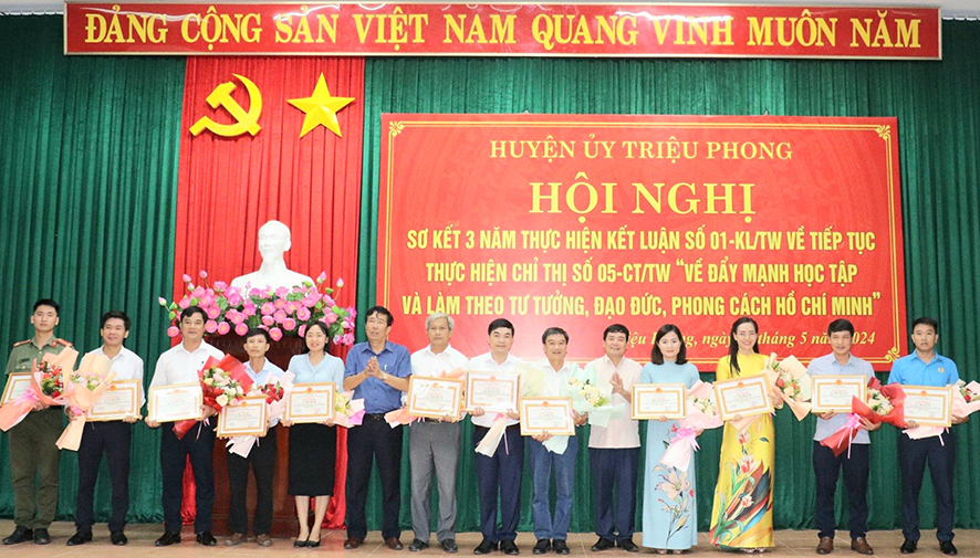 Các cá nhân được Chủ tịch UBND huyện Triệu Phong tặng giấy khen vì đạt thành tích xuất sắc, tiêu biểu trong học tập và làm theo tư tưởng, đạođức, phong cách Hồ Chí Minh, giai đoạn 2021 -2024 -Ảnh: N.V
