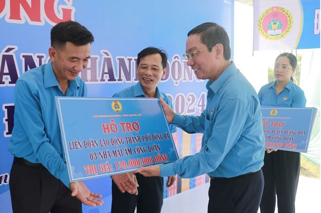 Ông Nguyễn Thế Lập, TUV, Chủ tịch Liên đoàn lao động tỉnh trao biển tượng trưng hỗ trợ nhà mái ấm công đoàn. Ảnh LĐLĐ