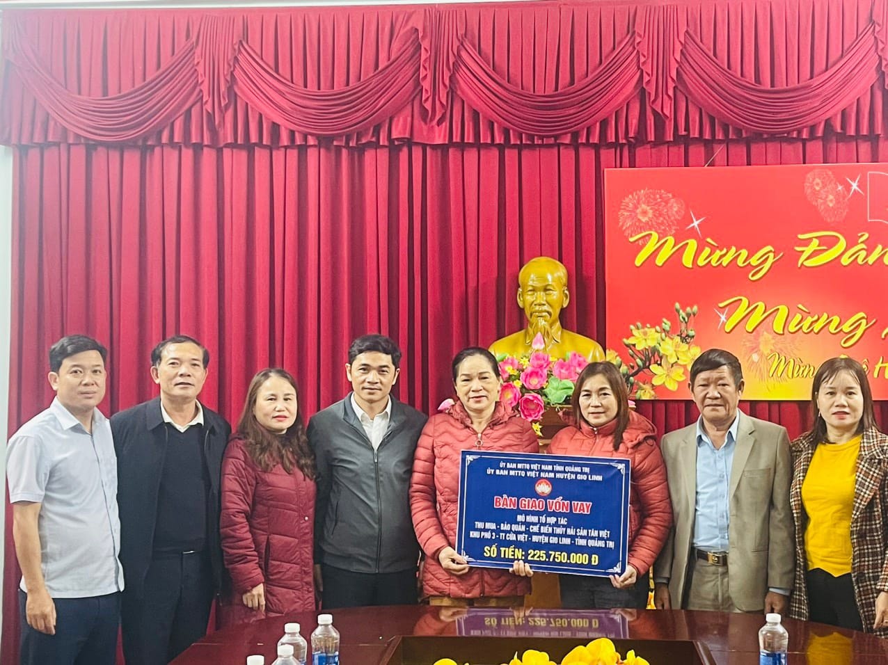 Uỷ ban MTTQ Việt Nam huyện Gio Linh bàn giao vốn vay cho mô hình Hợp tác thu mua, bảo quản, chế biến thuỷ hải sản Tân Việt. Ảnh NP