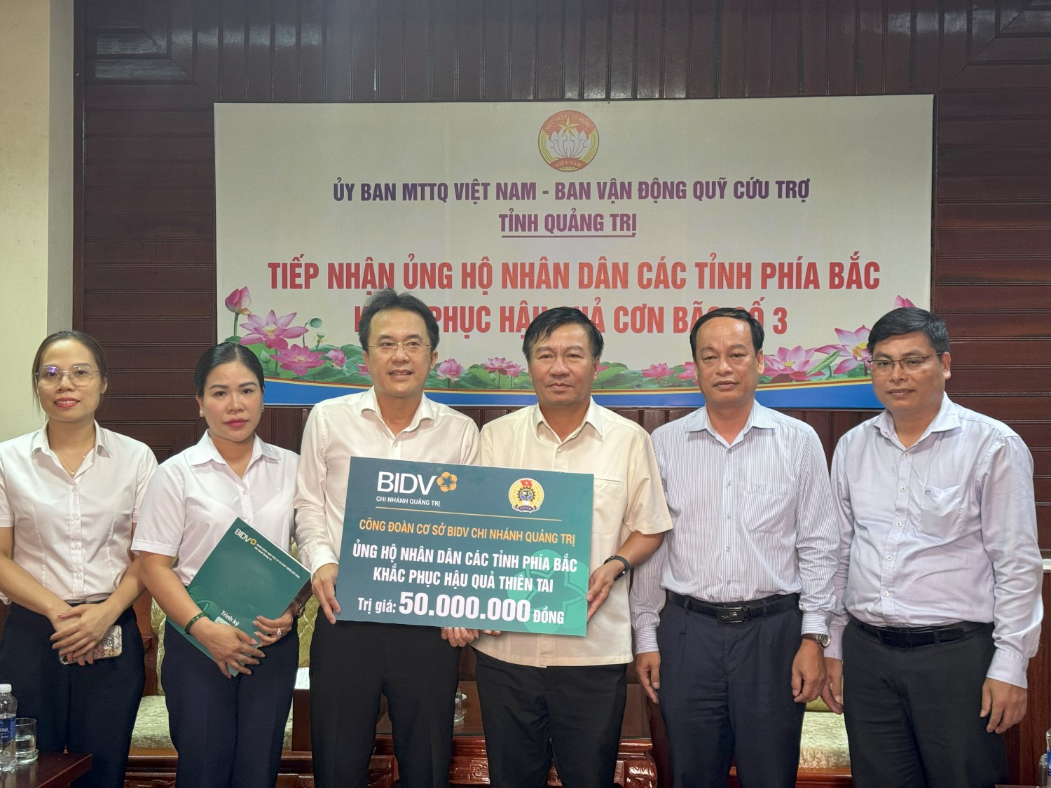 Công đoàn cơ sở BIDV Chi nhánh Quảng Trị ủng hộ Nhân dân các tỉnh phía Bắc khắc phục hậu quả thiên tai. Ảnh NP