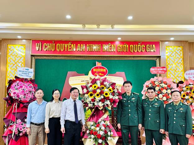 Đồng chí Đào Mạnh Hùng, UVBTV Tỉnh ủy, Chủ tịch Ủy ban MTTQ Việt Nam tỉnh thăm và tặng hoa chúc mừng Bộ Chỉ huy Bộ đội Biên phòng tỉnh Quảng Trị