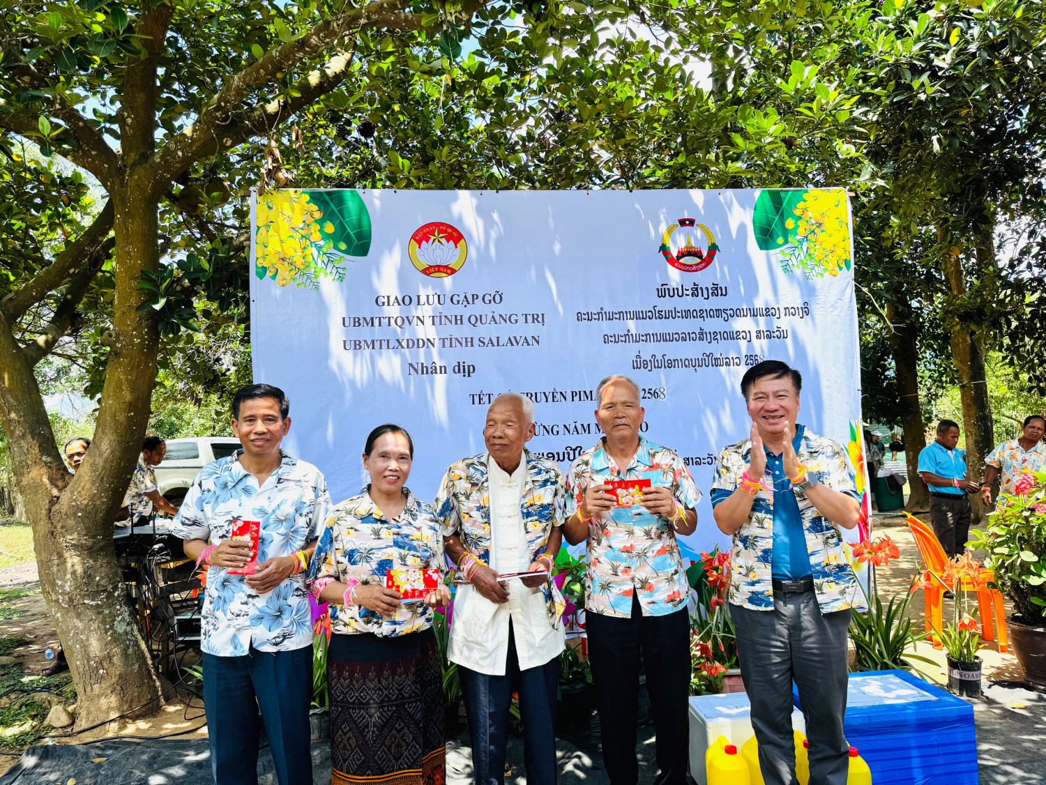 Đồng chí UVBTV Tỉnh ủy, Chủ tịch Ủy ban MTTQ Việt Nam tỉnh Quảng Trị Đào Mạnh Hùng  chúc chúc tết đồng chí Khăm Ta Hồ Sông Lương, Chủ tịch Ủy ban Mặt trận Lào xây dựng đất nước tỉnh Salavan; phu nhân và các đồng chí nguyên Chủ tịch Ủy ban Mặt trận Lào xây dựng đất nước tỉnh Salavan