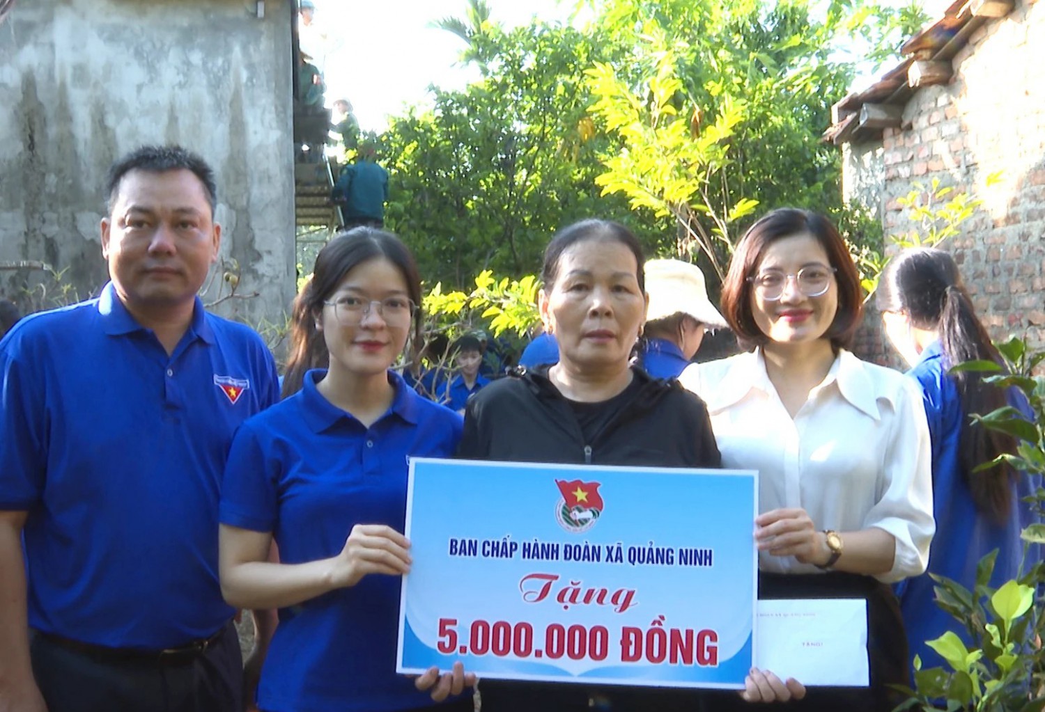 Trao hỗ trợ cho gia đình bà Phạm Thị Phương - Ảnh: Ng. Khang