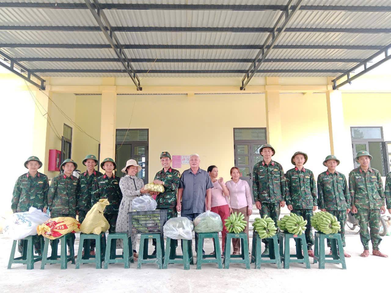 Đại diện Ban công tác Mặt trận thôn Xuân Lâm, thôn Na Nẫm trao nhu yếu phẩm cho cán bộ, chiến sĩ Trung đoàn 19, Sư đoàn 968 tại xã Ba Lòng