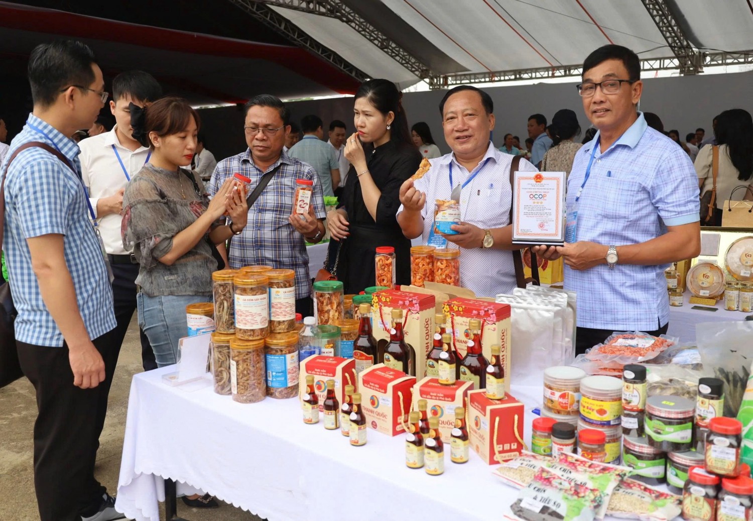 Tổ chức hội nghị kết nối cung cầu, giúp doanh nghiệp, cơ sở sản xuất tìm đầu ra ổn định cho sản phẩm hàng hóa địa phương -Ảnh: H.C