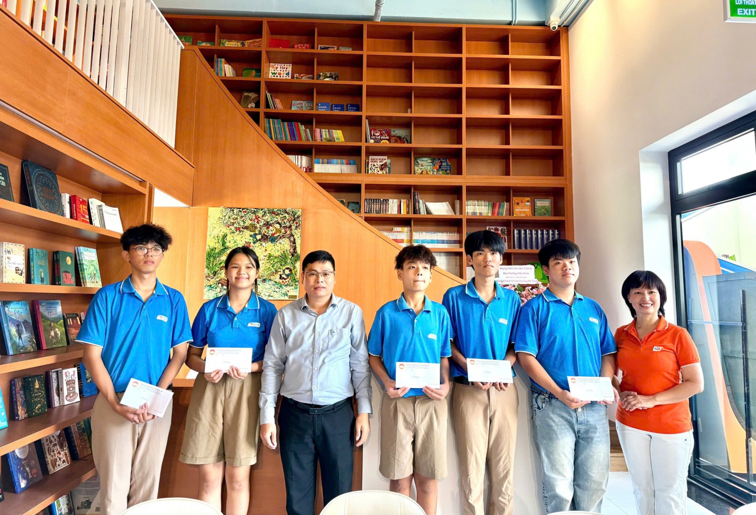 Lãnh đạo Ủy ban MTTQ Việt Nam tỉnh Quảng Trị trao quà cho các em học sinh có hoàn cảnh khó khăn