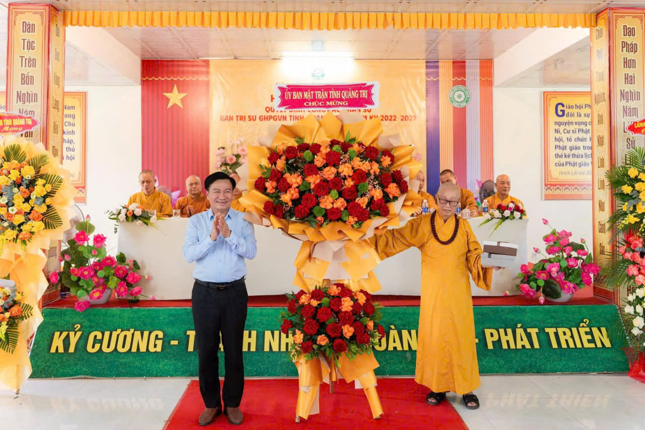 UVBTV Tỉnh ủy, Phó Chủ tịch Thường trực Ủy ban MTTQ Việt Nam tỉnh Đào Mạnh Hùng tặng hoa, quà chúc mừng Ban Trị sự GHPGVN tỉnh