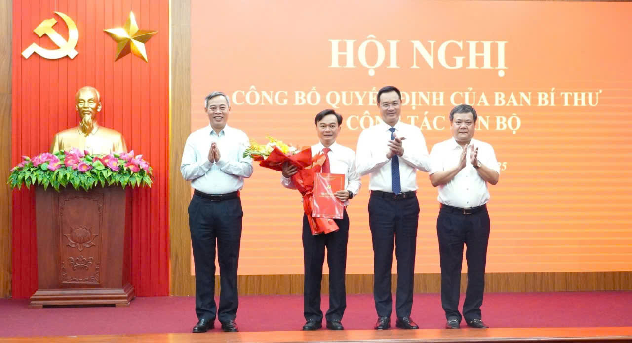 Thường trực Tỉnh ủy trao Quyết định, tặng hoa chúc mừng Tân Phó Bí thư Tỉnh ủy