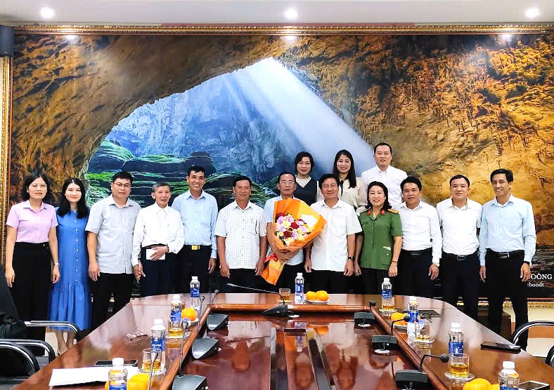 Đại biểu lãnh đạo Mặt trận tỉnh và đại biểu các ngành chụp hình lưu niệm cùng Đoàn đại biểu tham dự Đại hội