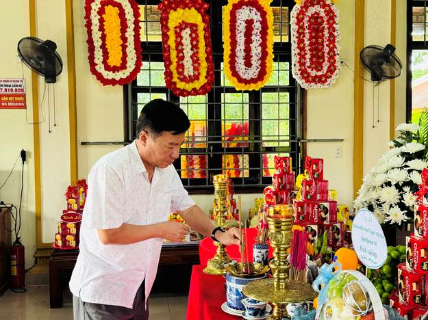 Đồng chí Đào Mạnh Hùng, Ủy viên Ban Thường vụ Tỉnh ủy, Phó Chủ tịch Thường trực Ủy ban MTTQ Việt Nam tỉnh dâng hương các hài cốt liệt sĩ tại Nhà tiếp đón Khu di tích Quốc gia đặc biệt Thành cổ Quảng Trị.