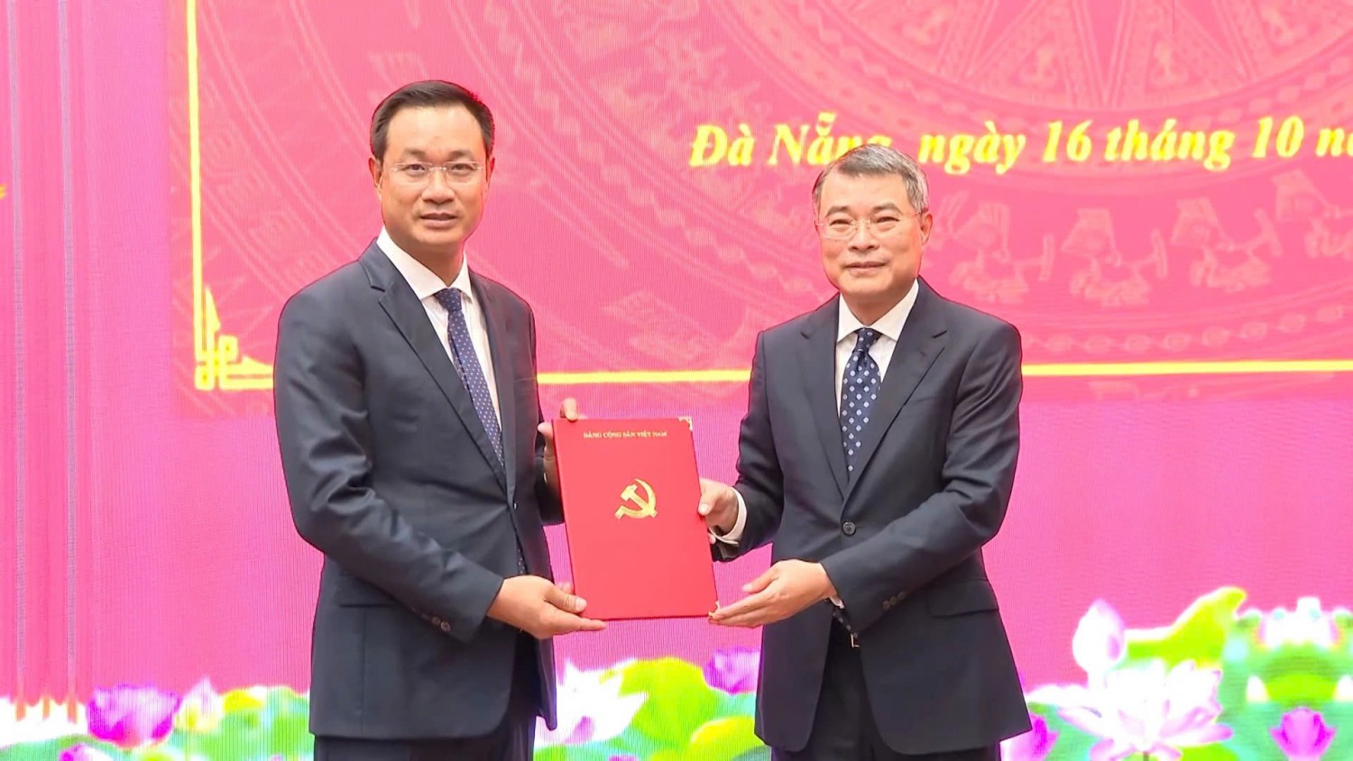 Đồng chí Trưởng ban Tổ chức Trung ương Lê Minh Hưng trao quyết định của Bộ Chính trị cho đồng chí Lê Ngọc Quang - Ảnh: Q.V