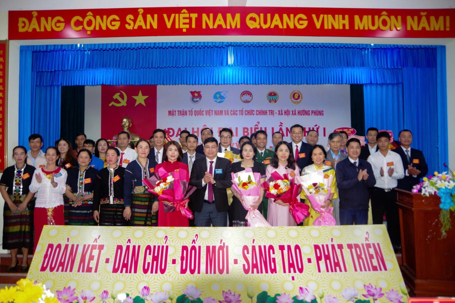 Đồng chí Dương Tân Long, PCT Ủy ban MTTQ Việt Nam tỉnh tặng hoa chúc mừng Ủy viên  Ủy ban MTTQVN xã Hướng Phùng khóa I, nhiệm kỳ 2025-2030