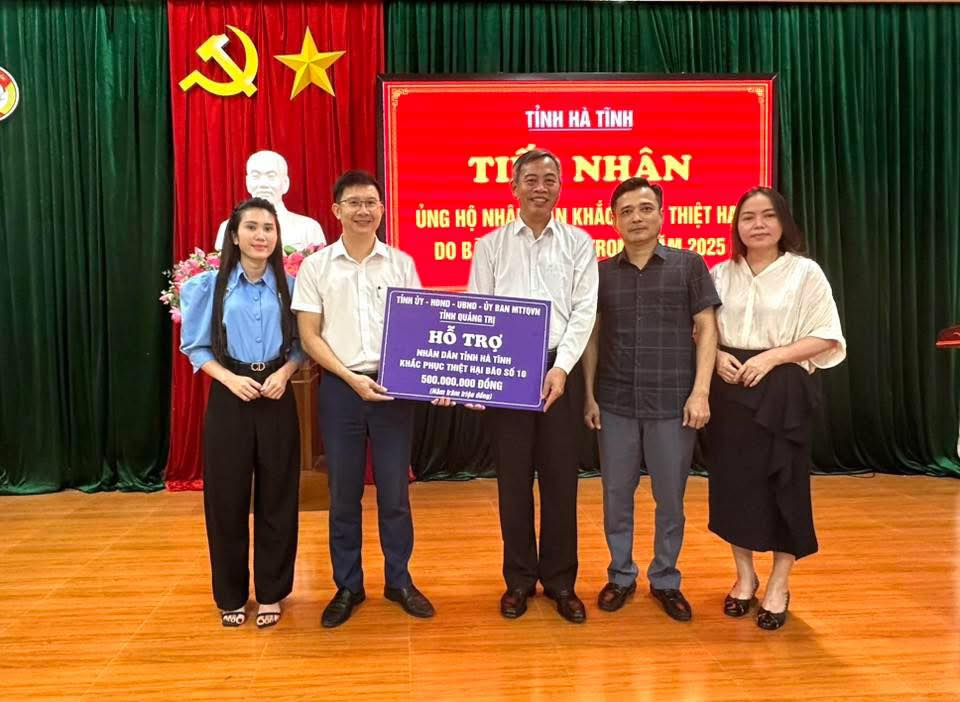 Đồng chí Nguyễn Đăng Quang, Phó Bí thư Tỉnh uỷ, Chủ tịch HĐND tỉnh đã trao hỗ trợ cho nhân dân Hà Tĩnh 500 triệu đồng để khắc phục thiệt hại do cơn bão số 10 gây ra.