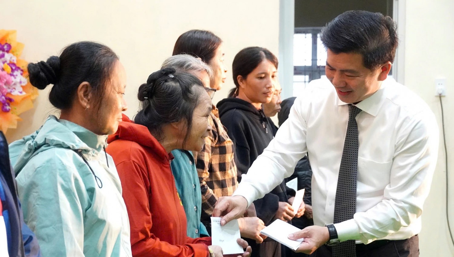 Đồng chí Trần Vũ Khiêm, Phó Bí thư Thường trực Tỉnh ủy tặng quà cho các hộ dân có hoàn cảnh khó khăn - Ảnh: N.M