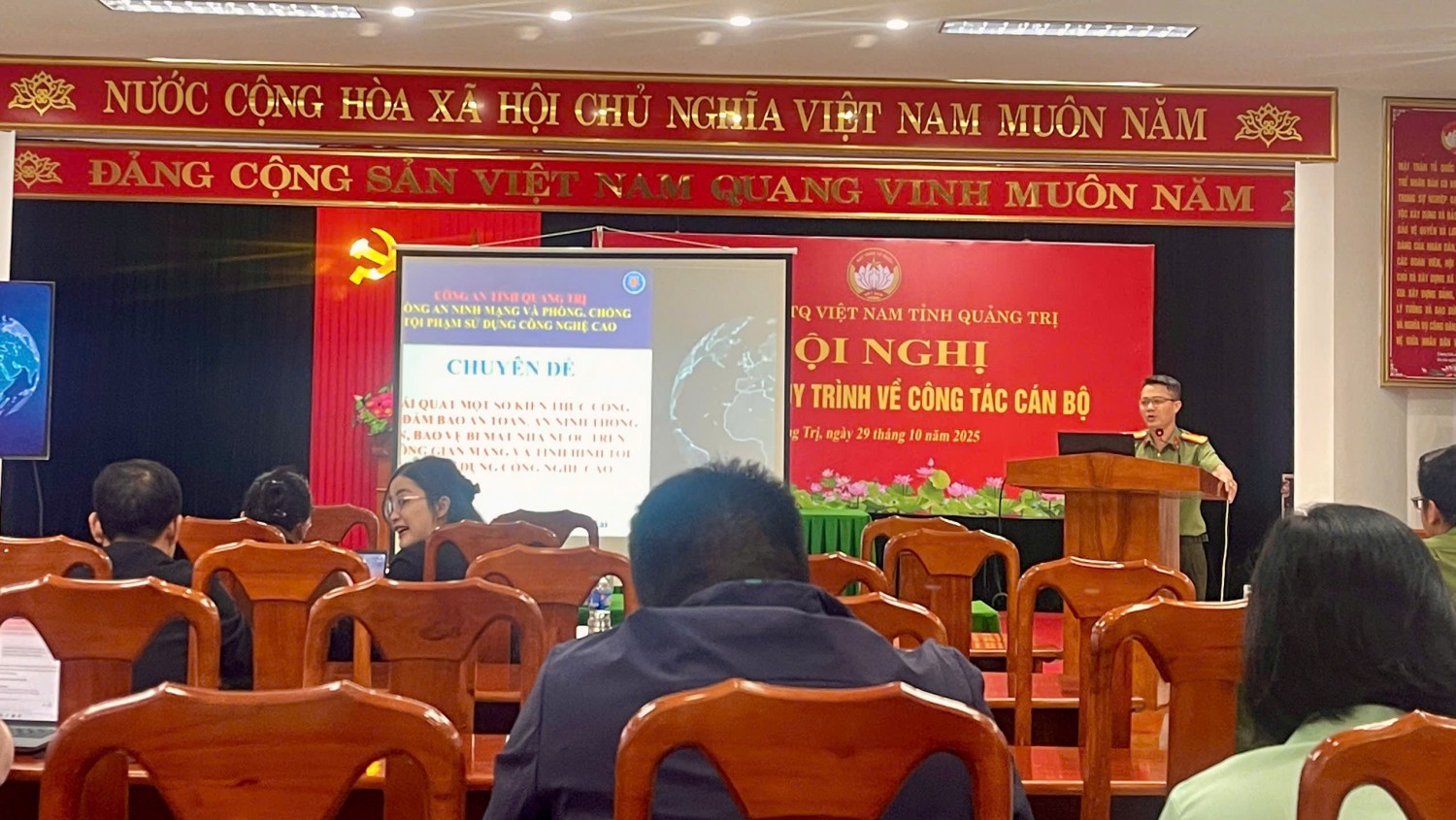 A 4 Phối hợp với Công an tuyên truyền về an toàn trên không gian mạng