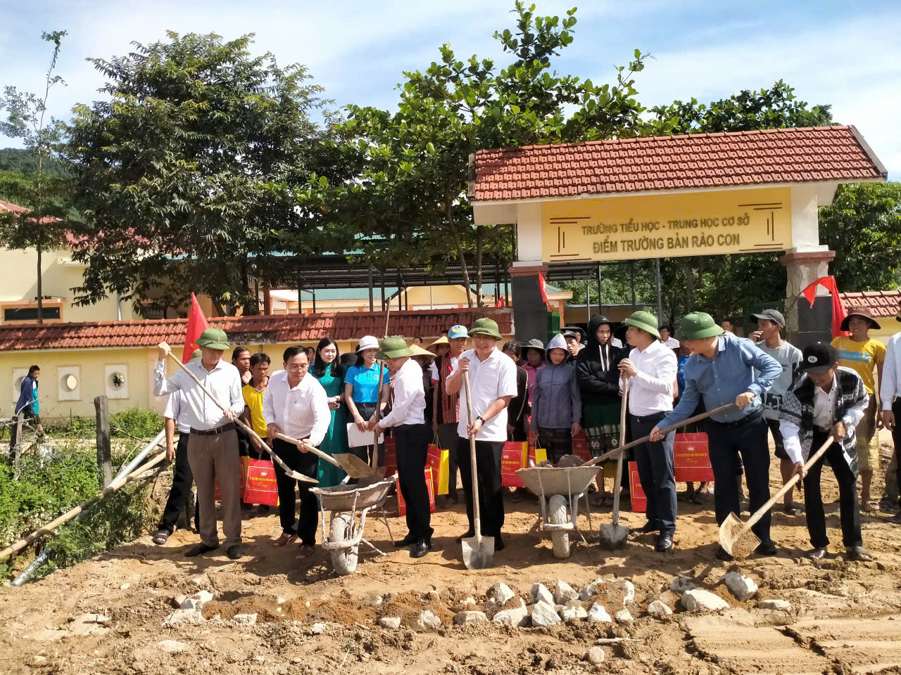 A2 Lễ khoi cong xây dựng nhà cho đồng bào DTTS bản Rào Con, xã Phong Nha