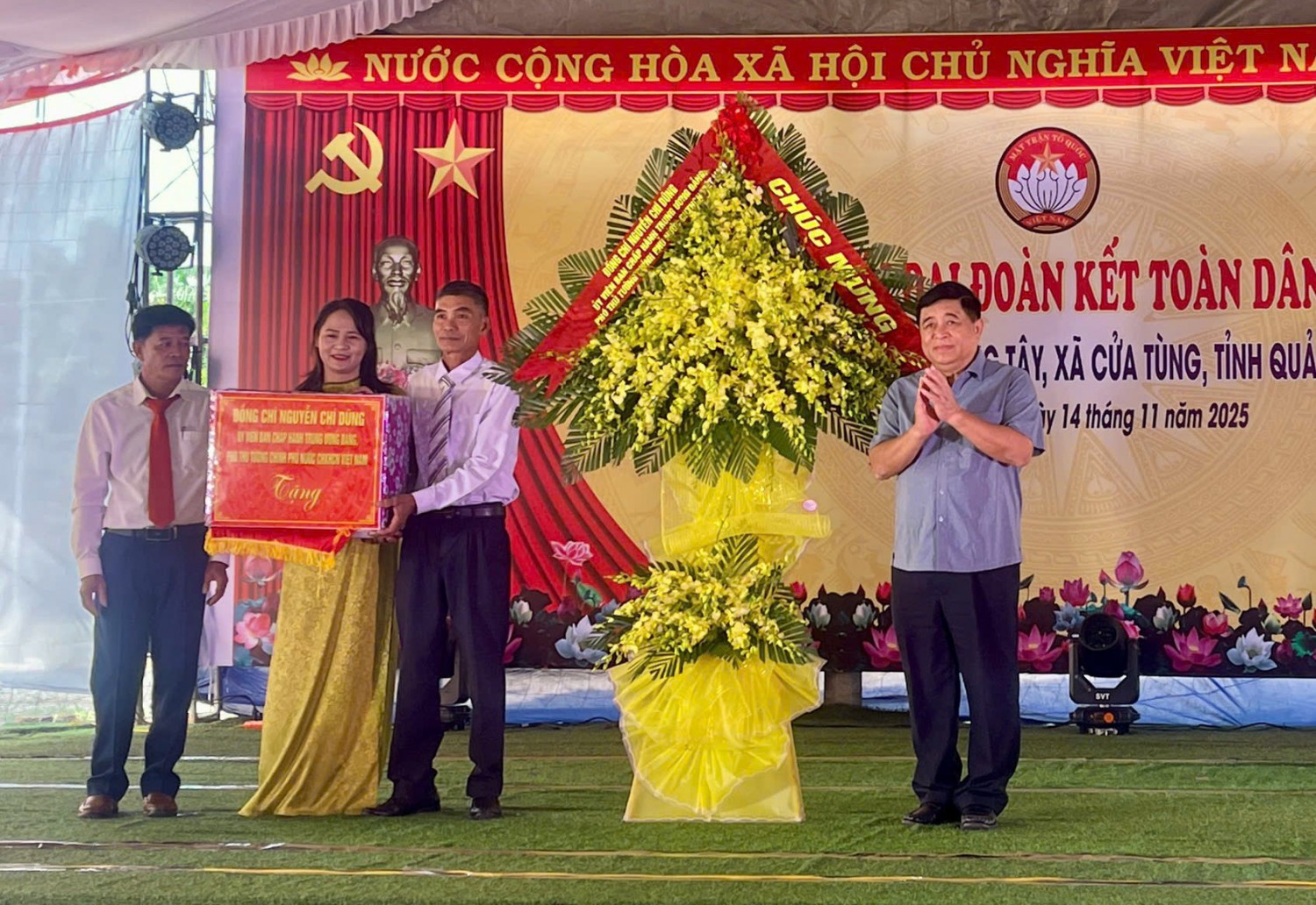 Đồng chí Phó Thủ tướng Chính phủ Nguyễn Chí Dũng tặng hoa chúc mừng cán bộ, Nhân dân thôn Liêm Công Tây - Ảnh: Thu Hoà