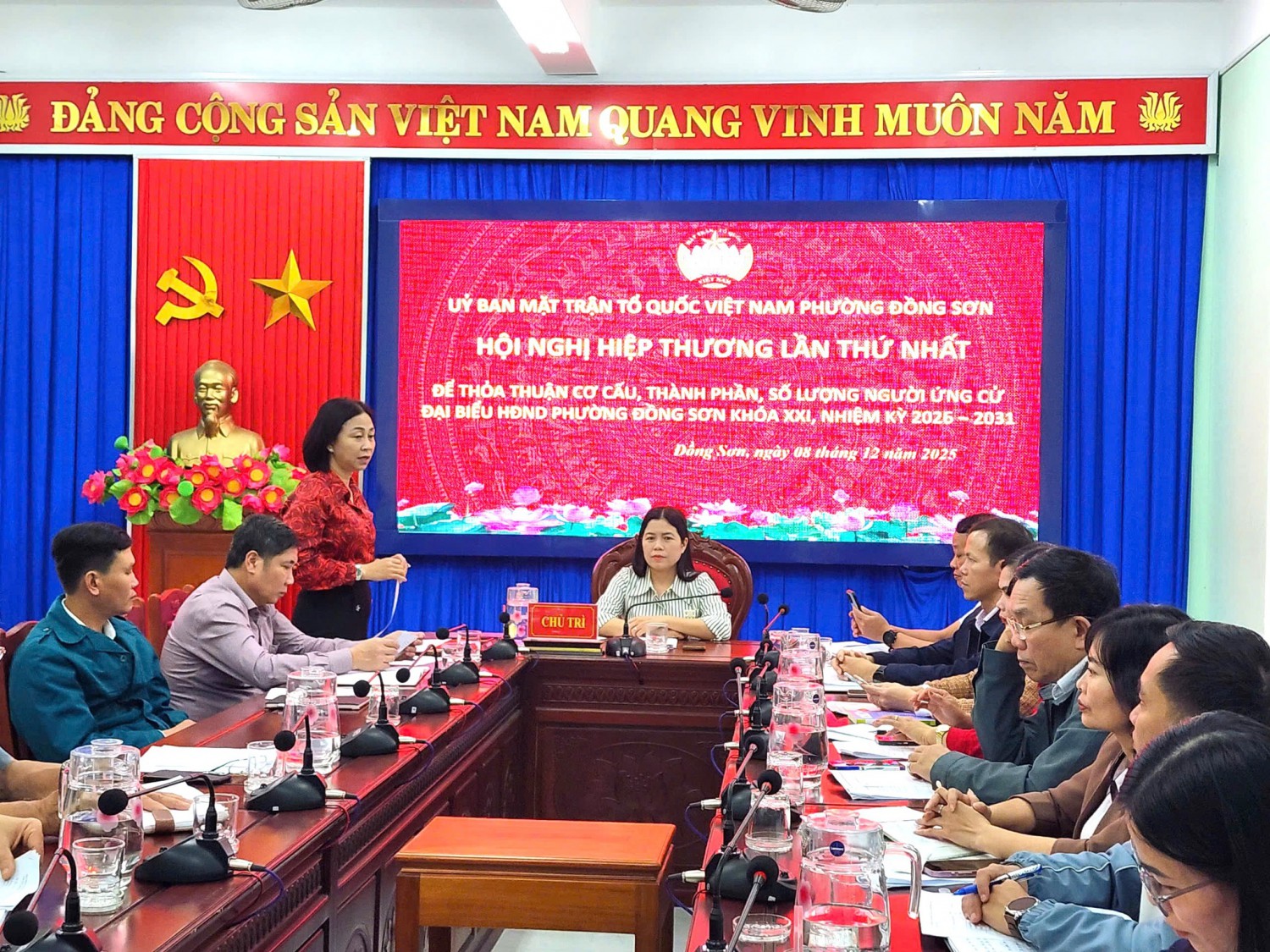 Ảnh: Chủ trì Hội nghị điều hành nội dung theo chương trình, bảo đảm nguyên tắc hiệp thương: công khai – minh bạch – khách quan – đồng thuận.