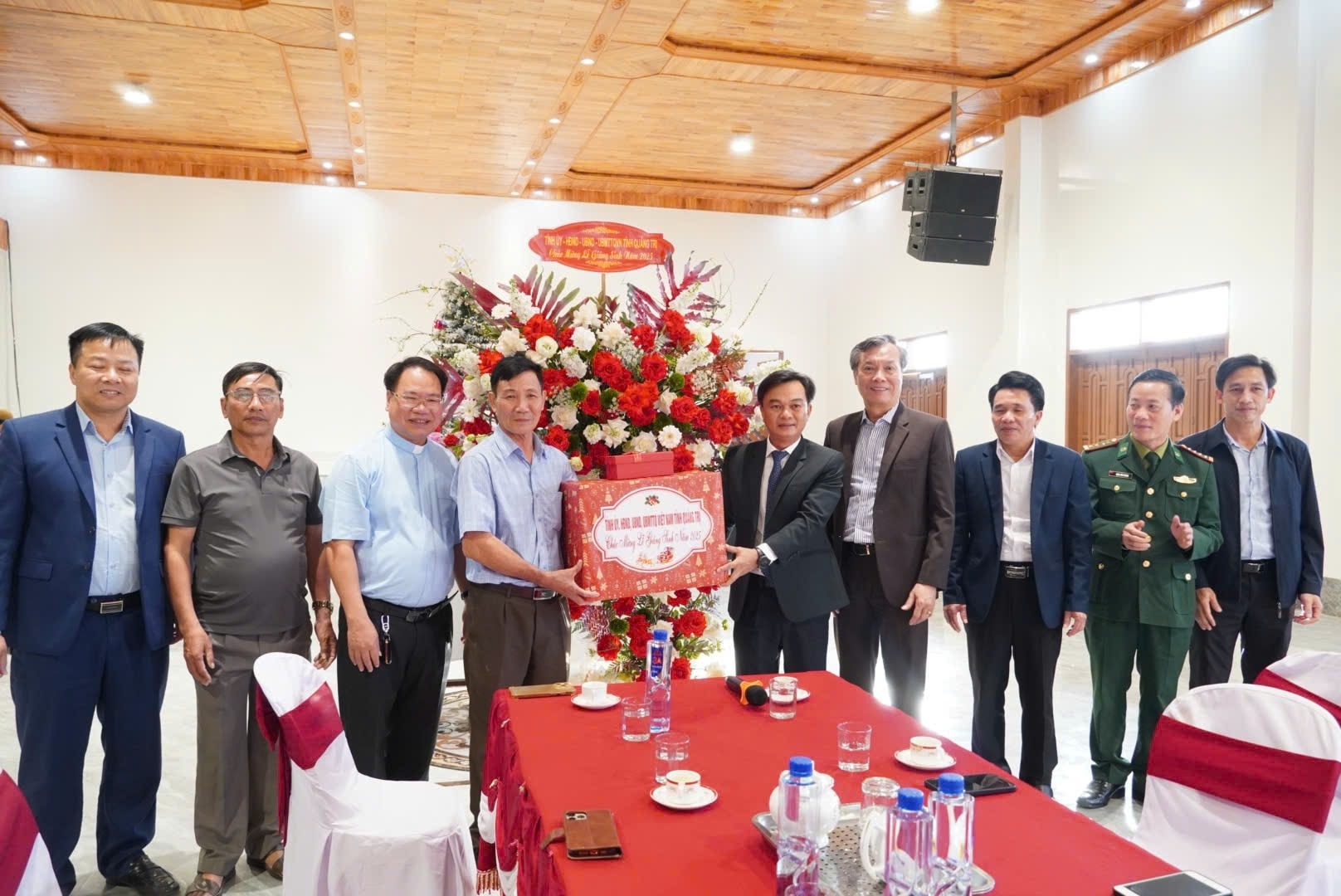 Phó Bí thư Tỉnh ủy, Chủ tịch Ủy ban MTTQ Việt Nam tỉnh Nguyễn Chiến Thắng chúc mừng Giáng sinh tại Giáo xứ Văn Phú.