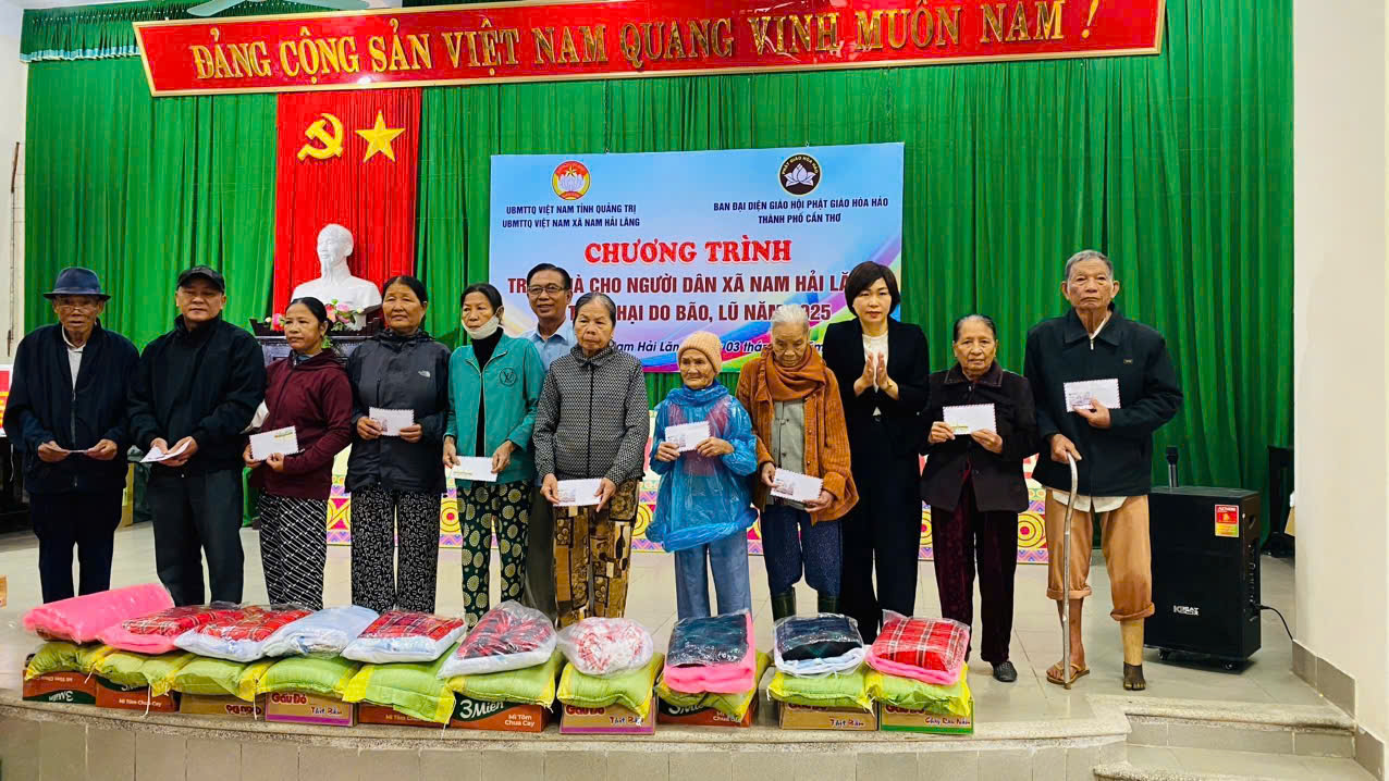 Chương trình trao tặng 250 suất quà cho các hộ dân tại xã Nam Hải Lăng bị ảnh hưởng, thiệt hại do bão, lũ