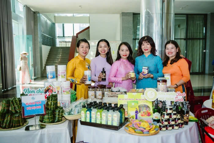Phụ nữ Triệu Phong giới thiệu sản phẩm do chị em phụ nữ sản xuất