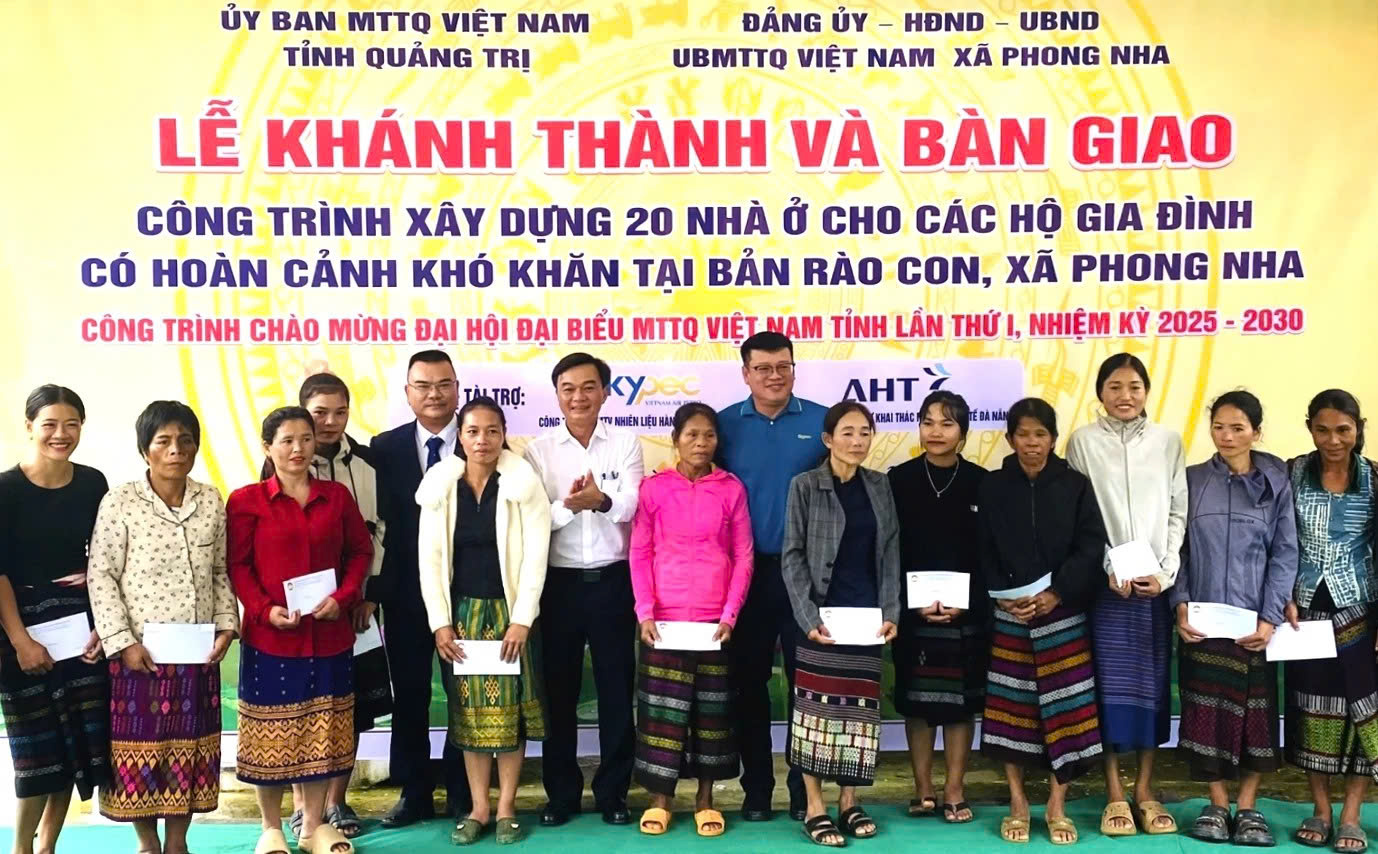 Đồng chí Nguyễn Chiến Thắng – Phó bí thư Tỉnh ủy, Chủ tịch Ủy ban MTTQ Việt Nam tỉnh tặng quà cho các hộ gia đình có hoàn cảnh khó khăn