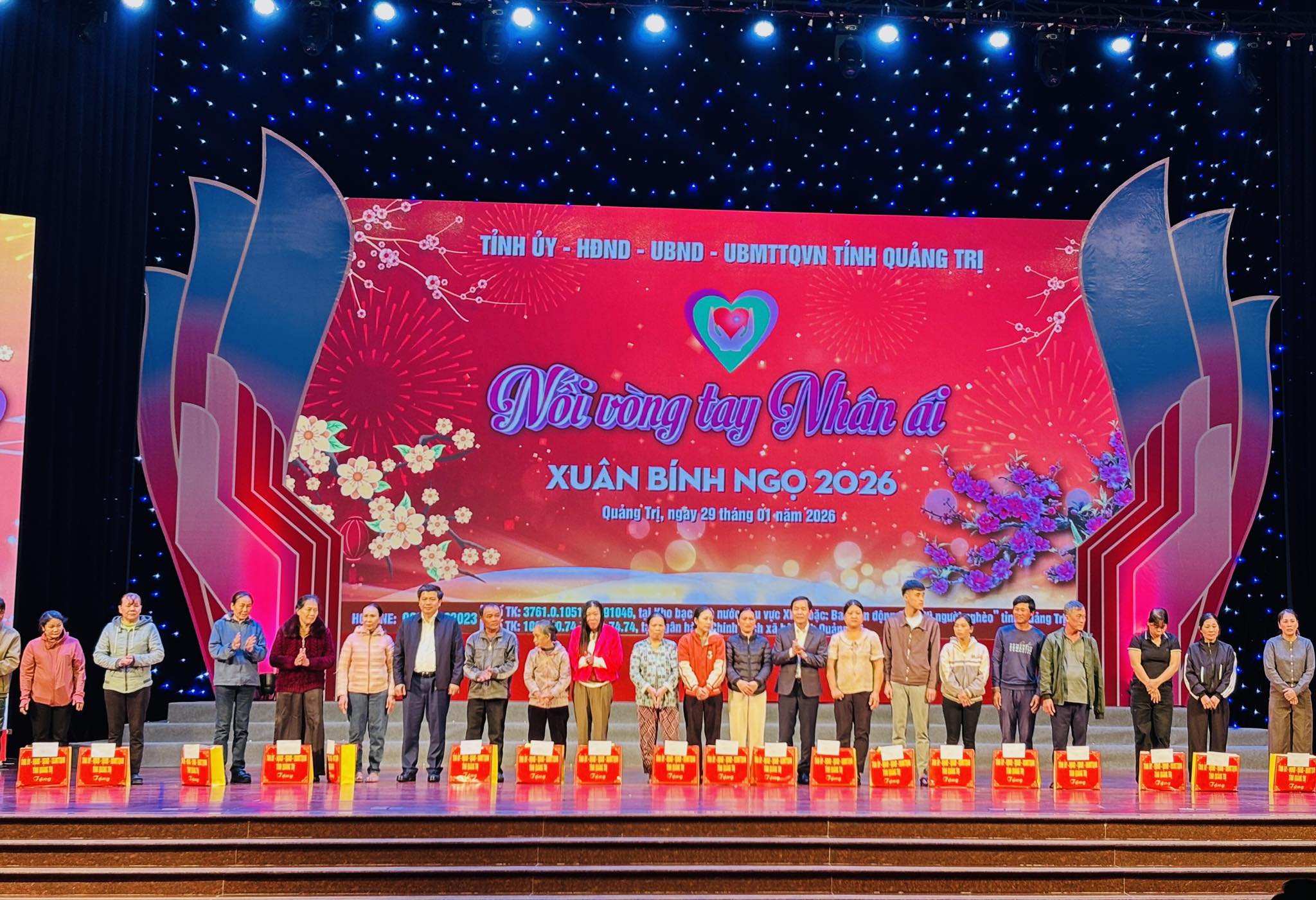 Bí thư Tỉnh ủy Nguyễn Văn Phương và Phó Bí thư Thường trực Trần Vũ Khiêm trao quà cho các hộ nghèo