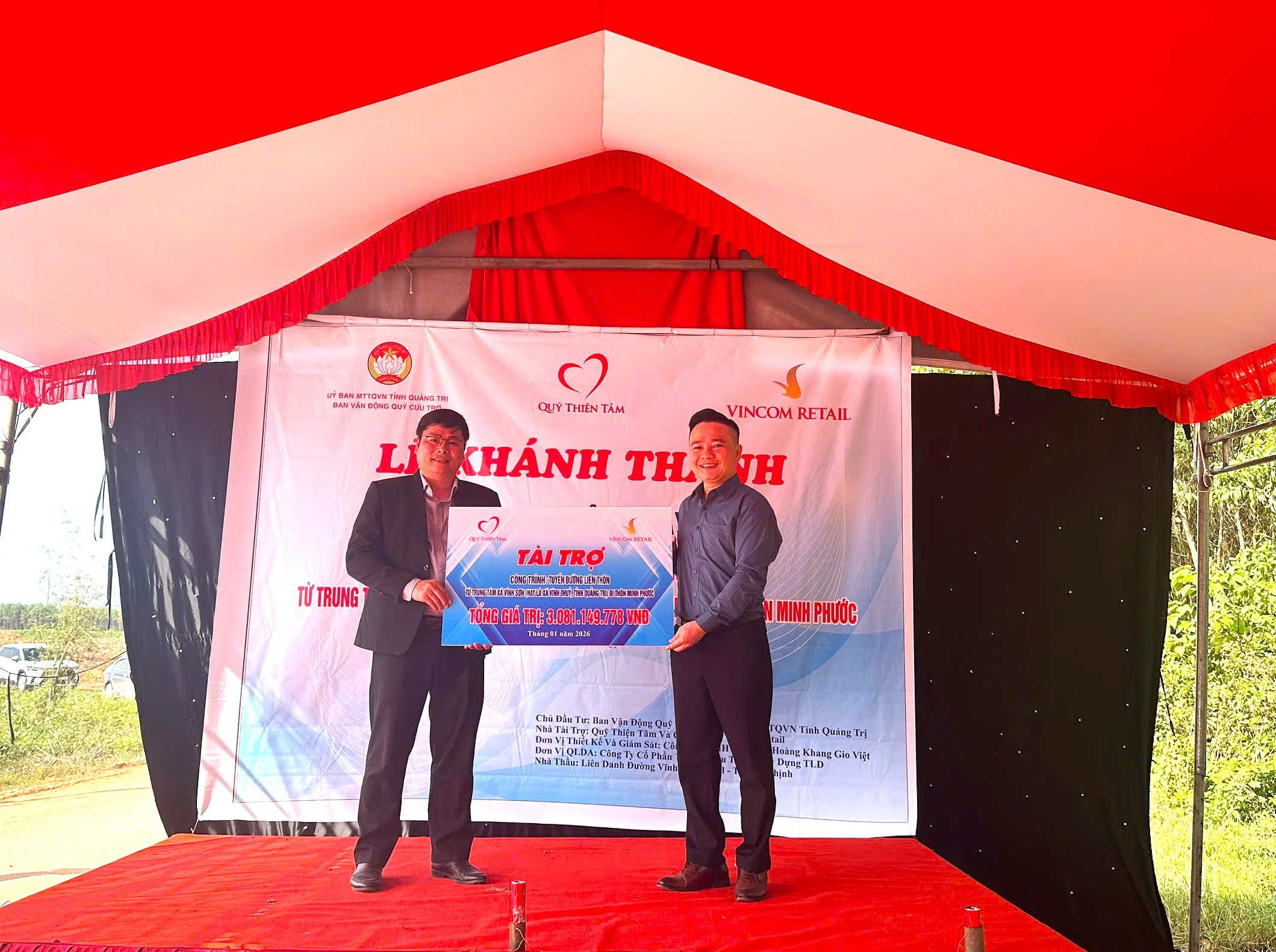 Lãnh đạo Ủy ban MTTQ Việt Nam tỉnh trao biển hỗ trợ công trình tuyến đường liên thôn