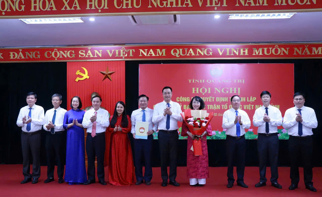 Bí thư Tỉnh ủy Lê Ngọc Quang trao quyết định thành lập Ủy ban MTTQ Việt Nam tỉnh Quảng Trị sau sáp nhập, Ảnh BBT